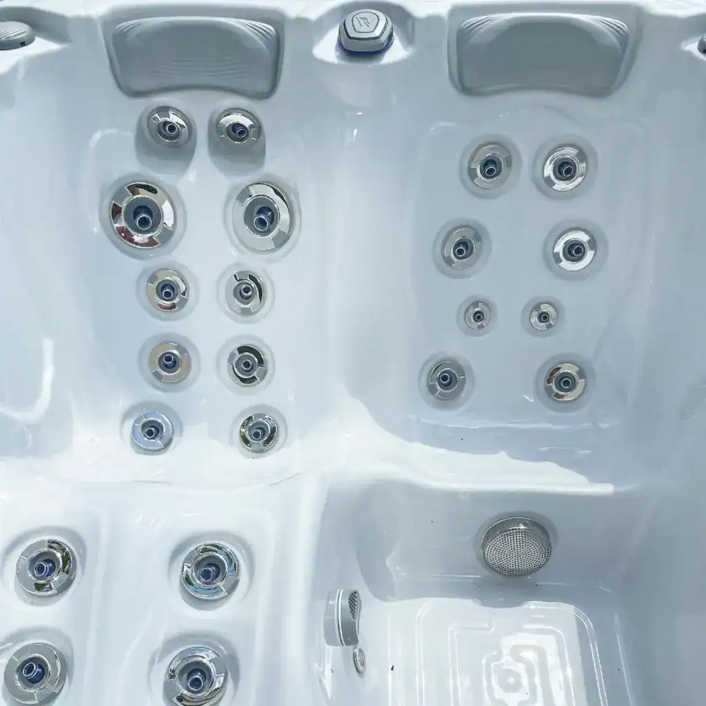 wellis manhattan hot tub detail2.jpg